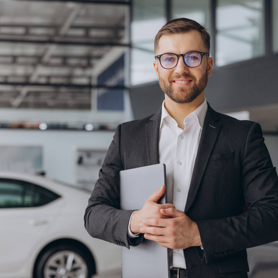 Berater mit Brille erklärt datenbasierte Entscheidungen im Autohaus