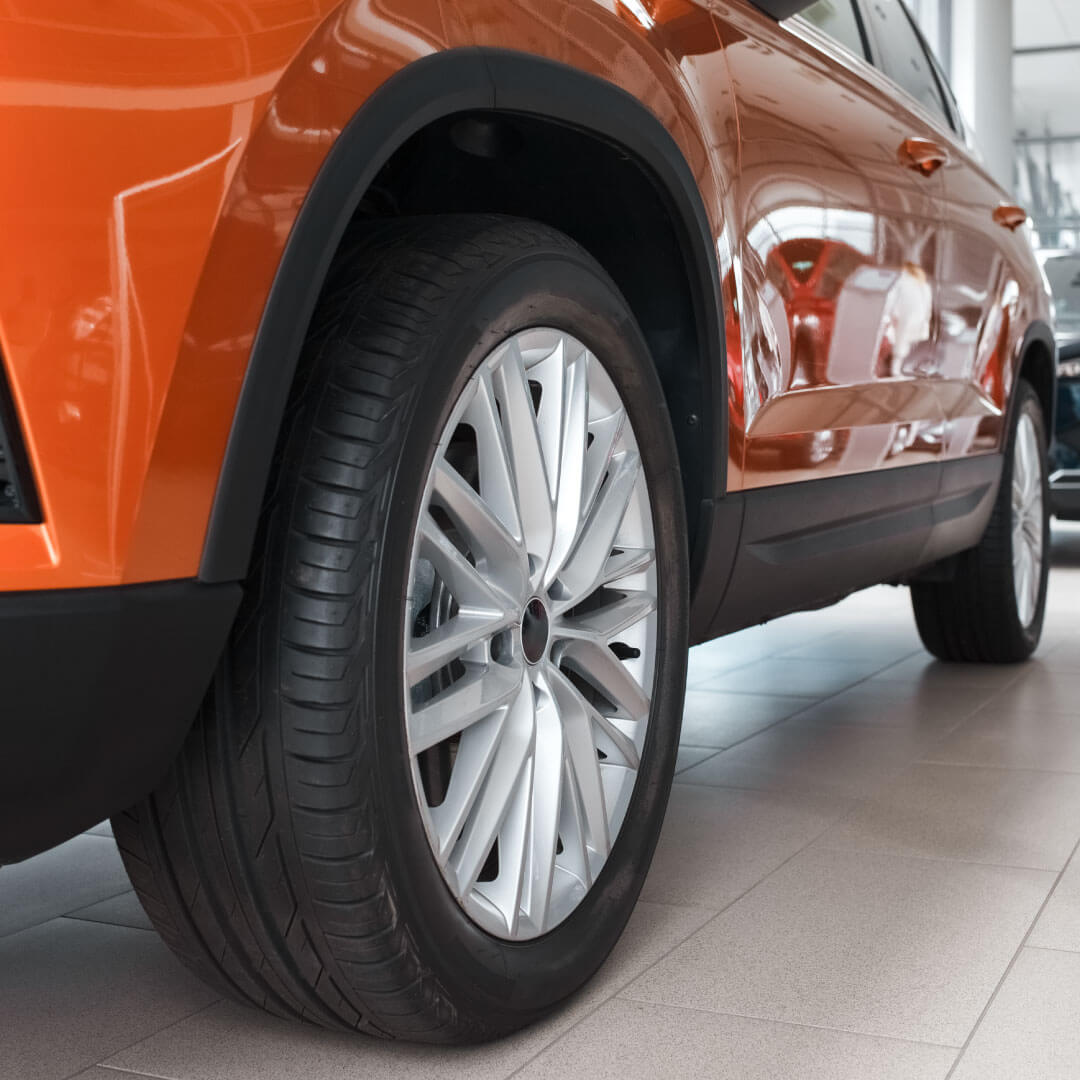 Rotes Fahrzeug symbolisiert Wandel im Gebrauchtwagenmarkt