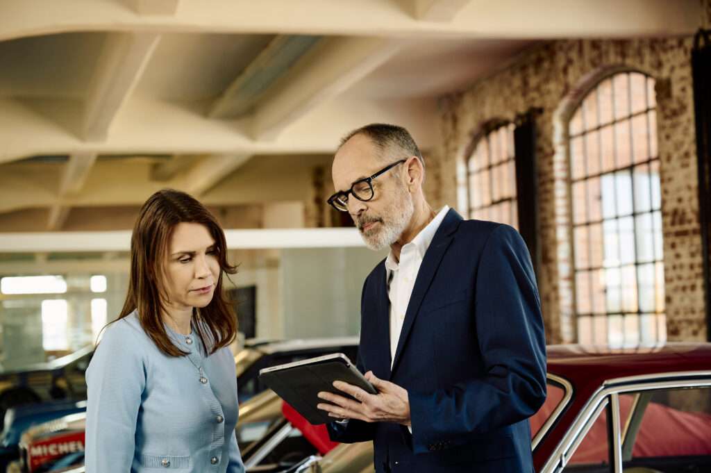 Zwei Personen sprechen über Autos.